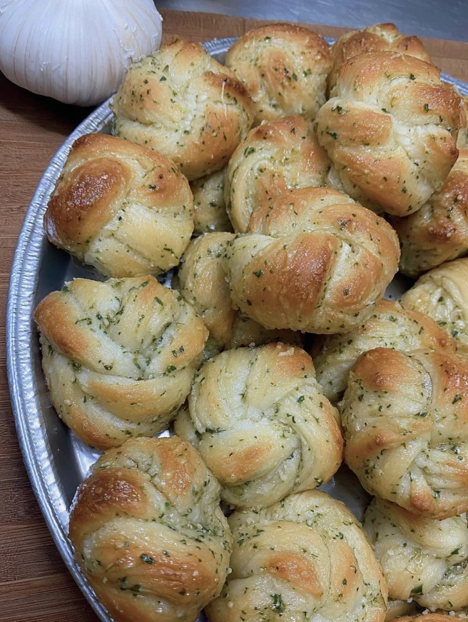 Best Garlic Knots Near Me Homemade Garlic Knots Recipe Frozen Garlic Knots In Air Fryer Easy Garlic Knots From Scratch Veg...