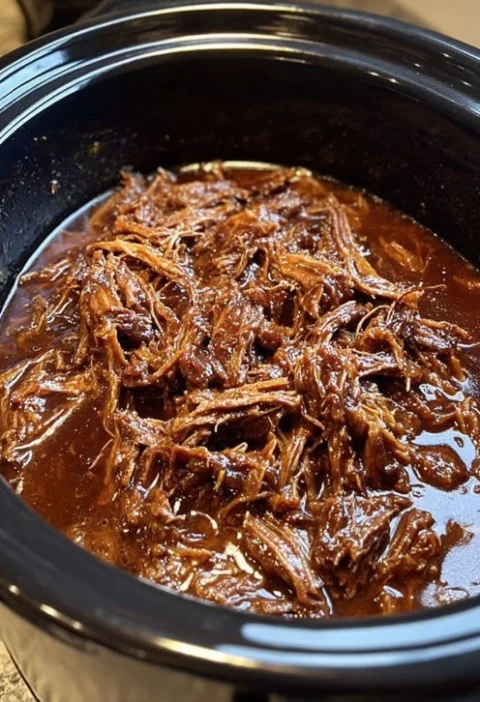 Easy Slow Cooker Honey Garlic Beef Recipe 4-ingredient Slow Cooker Beef Meals Best Honey Garlic Beef Slow Cooker Recipe Si...
