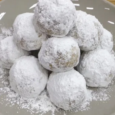 Oldfashioned Family Snowball Cookies